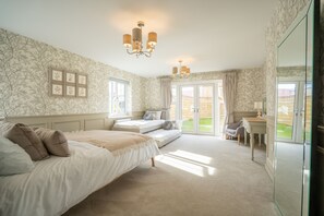 House | 6 bedrooms, free WiFi, bed sheets - 6 Bedroom New Build Detached House in Bicester (Bicester)