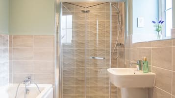 House | Bathroom | Separate bathtub and shower, deep-soaking bathtub, towels