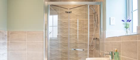 House | Bathroom | Separate bathtub and shower, deep-soaking bathtub, towels