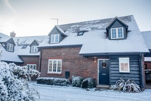 Exterior - Stylish Chilterns Hills Escape | Walks & Parking (High Wycombe)