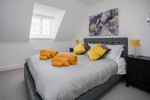 3 bedrooms, desk, iron/ironing board, travel cot - Stylish Chilterns Hills Escape | Walks & Parking (High Wycombe)