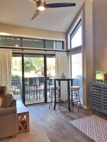 Comfortable and stylish END UNIT on the 10TH FAIRWAY in Palmetto Dunes