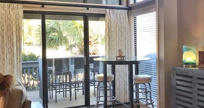 Comfortable and stylish END UNIT on the 10TH FAIRWAY in Palmetto Dunes