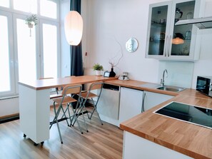 Een koelkast, een magnetron, een oven, een kookplaat