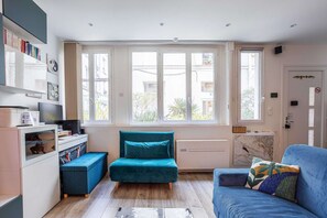 TV, books, stereo - Paris My Home, near Bastille, 2 showers & 2 wc. (Paris)