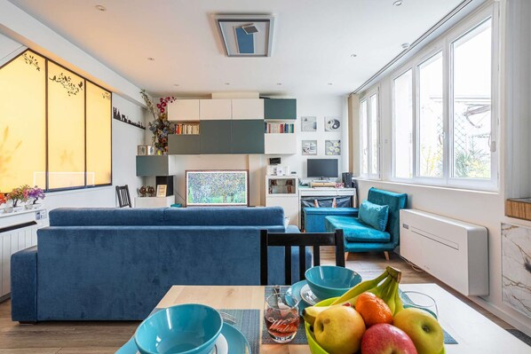 Téléviseur, livres, chaîne audio