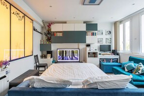 1 chambre, bureau, fer et planche à repasser, lit parapluie