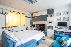 1 chambre, bureau, fer et planche à repasser, lit de bébé portatif