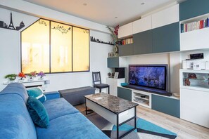 Téléviseur, livres, chaîne audio