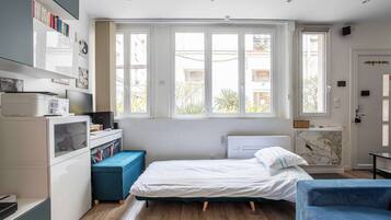 1 chambre, bureau, fer et planche Ă  repasser, lit parapluie