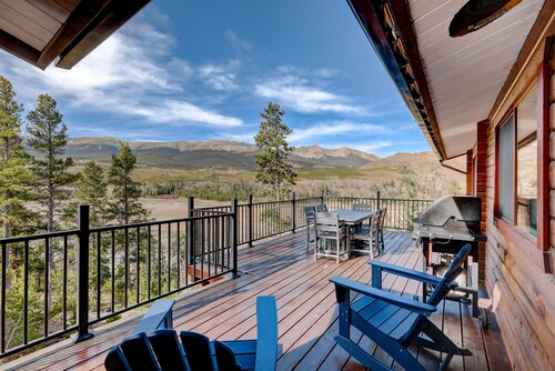 Peak Season Deals!  Mountain View Cabin: Hot Tub, Game Room & Cozy Fireplace