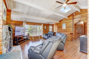 Älytelevisio, takka, videopelejä, DVD-soitin