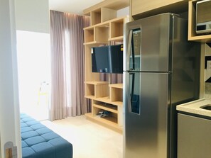 Studiosvit för familj | Individuell inredning, unika möbler och arbetsyta för laptop
