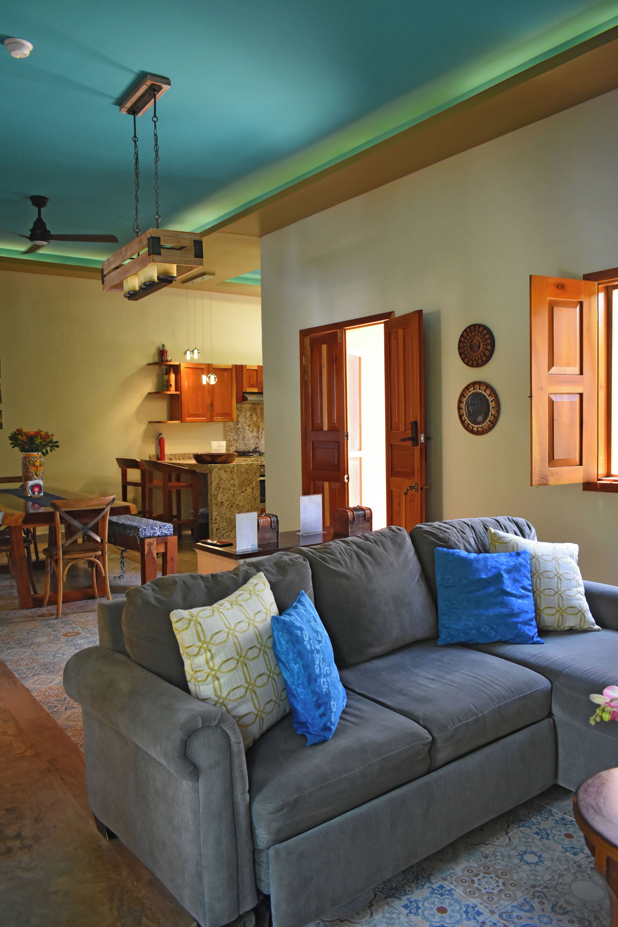 Una Smart TV, un reproductor estéreo