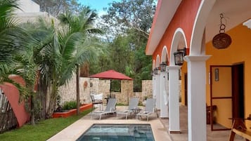 Una piscina al aire libre