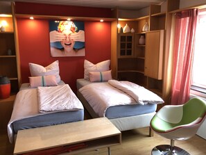 2 slaapkamers, een bureau, een strijkplank/strijkijzer, gratis wifi