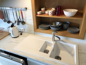 Fridge, oven, stovetop, dishwasher - Red Floor in Franconian design, south-facing balcony only 50 steps to cycle path (Mainstockheim)