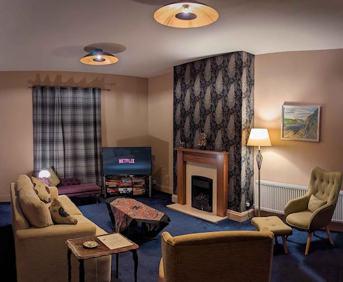 Superking beds, spacious and comfortable first floor apartment near town centre