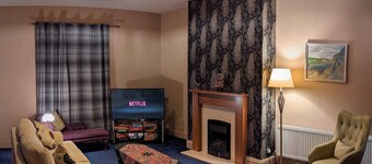 Superking beds, spacious and comfortable first floor apartment near town centre