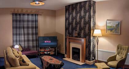 Superking beds, spacious and comfortable first floor apartment near town centre