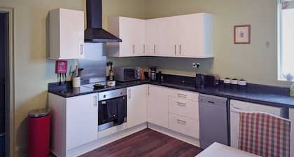 Superking beds, spacious and comfortable first floor apartment near town centre