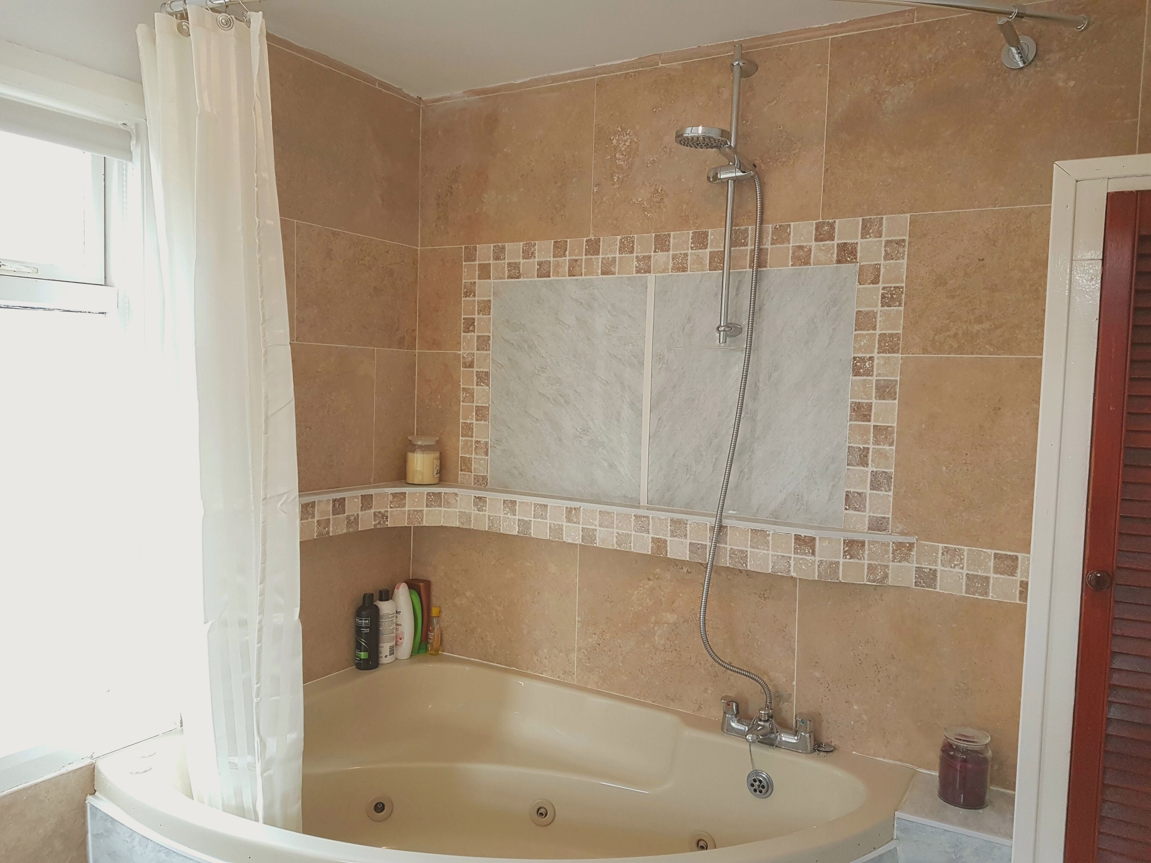 Combined shower/bathtub, jetted bath, hair dryer, towels