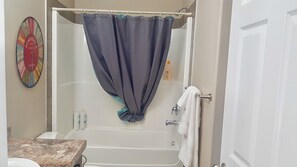 Douche, séchoir à cheveux, serviettes fournies, savon
