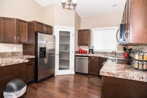 ثلاجة، ميكروويف، فرن، موقد طهي مسطح