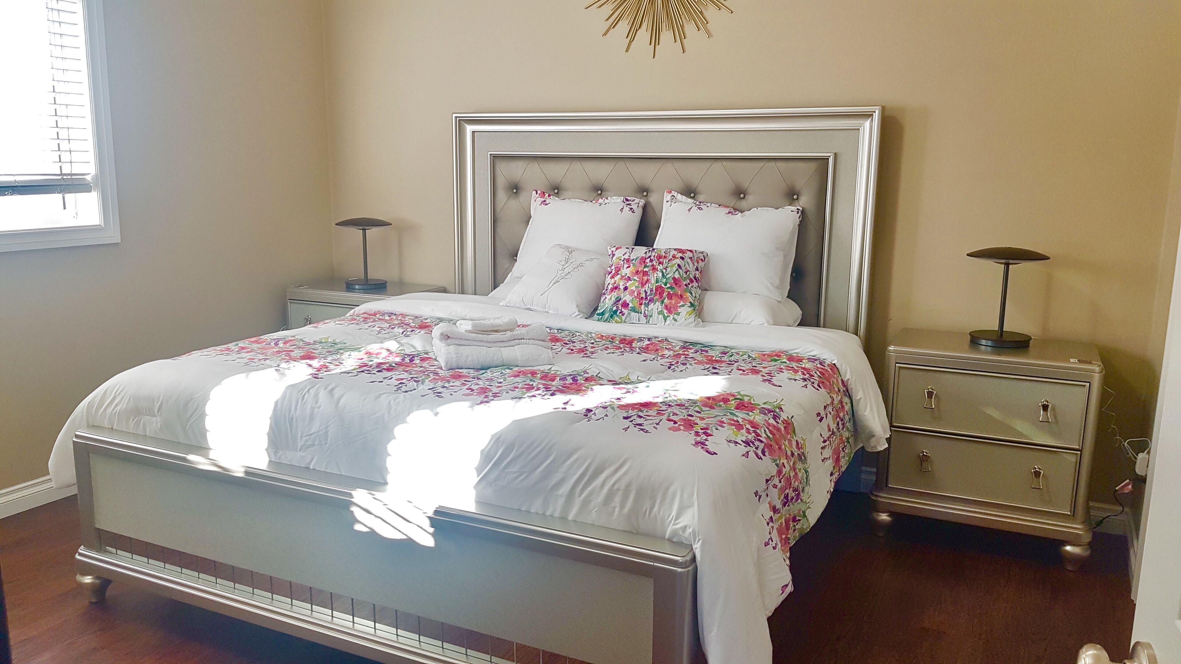 3 chambres, coffres-forts dans les chambres, fer et planche à repasser