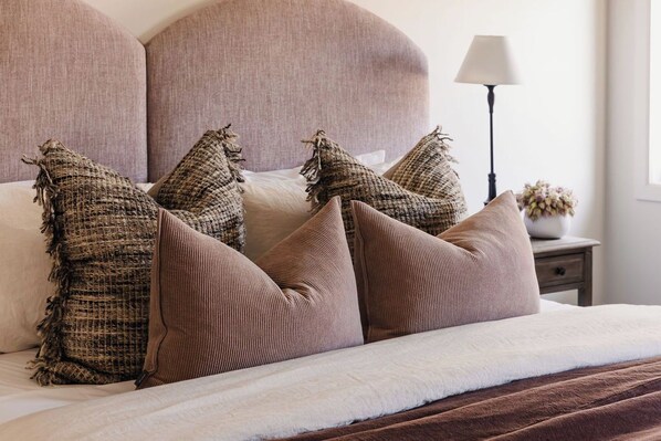 5 bedrooms, iron/ironing board, free WiFi, bed sheets