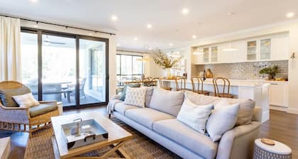 River Run - This Resort-like executive retreat gives seclusion and magnificent bushland views.