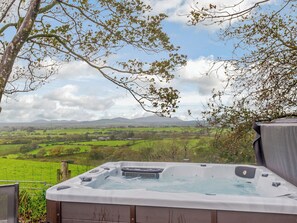 Outdoor spa tub - Dutch Barn Two - UK12873 (Ymwlch, near Porthmadog)