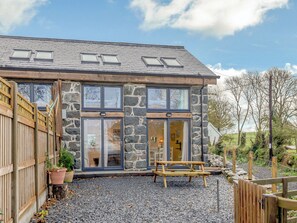 Outdoor dining - Dutch Barn Two - UK12873 (Ymwlch, near Porthmadog)