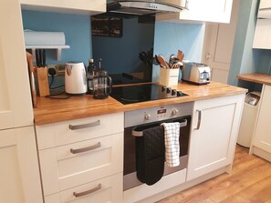 Fridge, microwave, oven, stovetop - Superking beds, spacious and comfortable ground floor apartment near town centre (Bishop Auckland)