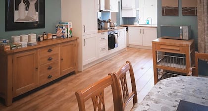 Superking beds, spacious and comfortable ground floor apartment near town centre