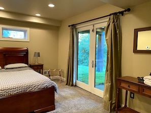 4 bedrooms, desk, iron/ironing board, WiFi - Family and Dog Friendly Home near historic racetrack and downtown w/ a fire pit. (Saratoga Springs)