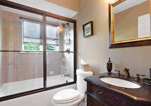 Bañera, secador de pelo, toallas, papel higiénico