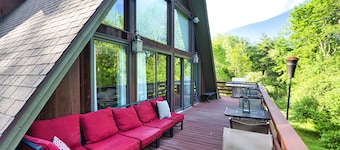Family and Dog Friendly Home near historic racetrack and downtown w/ a fire pit.
