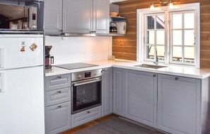 Kjøleskap, ovn, kokeplater og oppvaskmaskin