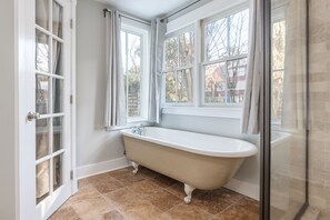 Baignoire, sèche-cheveux, serviettes fournies, savon