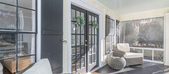 Old Town Bluffton Cottage + Free Golf Cart - Fenced Yard - Downtown - Sleeps 8