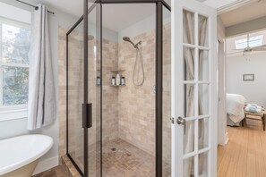Baignoire, séchoir à cheveux, serviettes fournies, savon