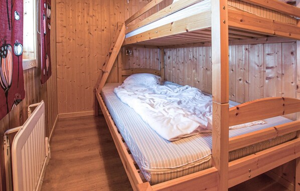 A bunk bed room with wooden walls and a radiator. - Pet friendly home in Trysil with sauna (Trysil)