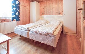 5 bedrooms, travel cot, Internet, bed sheets