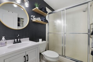 Shower, hair dryer, towels, soap - Lake front with Private Beach, Hot tub, Pool, Pickle Ball, March Dates available (Jim Thorpe)