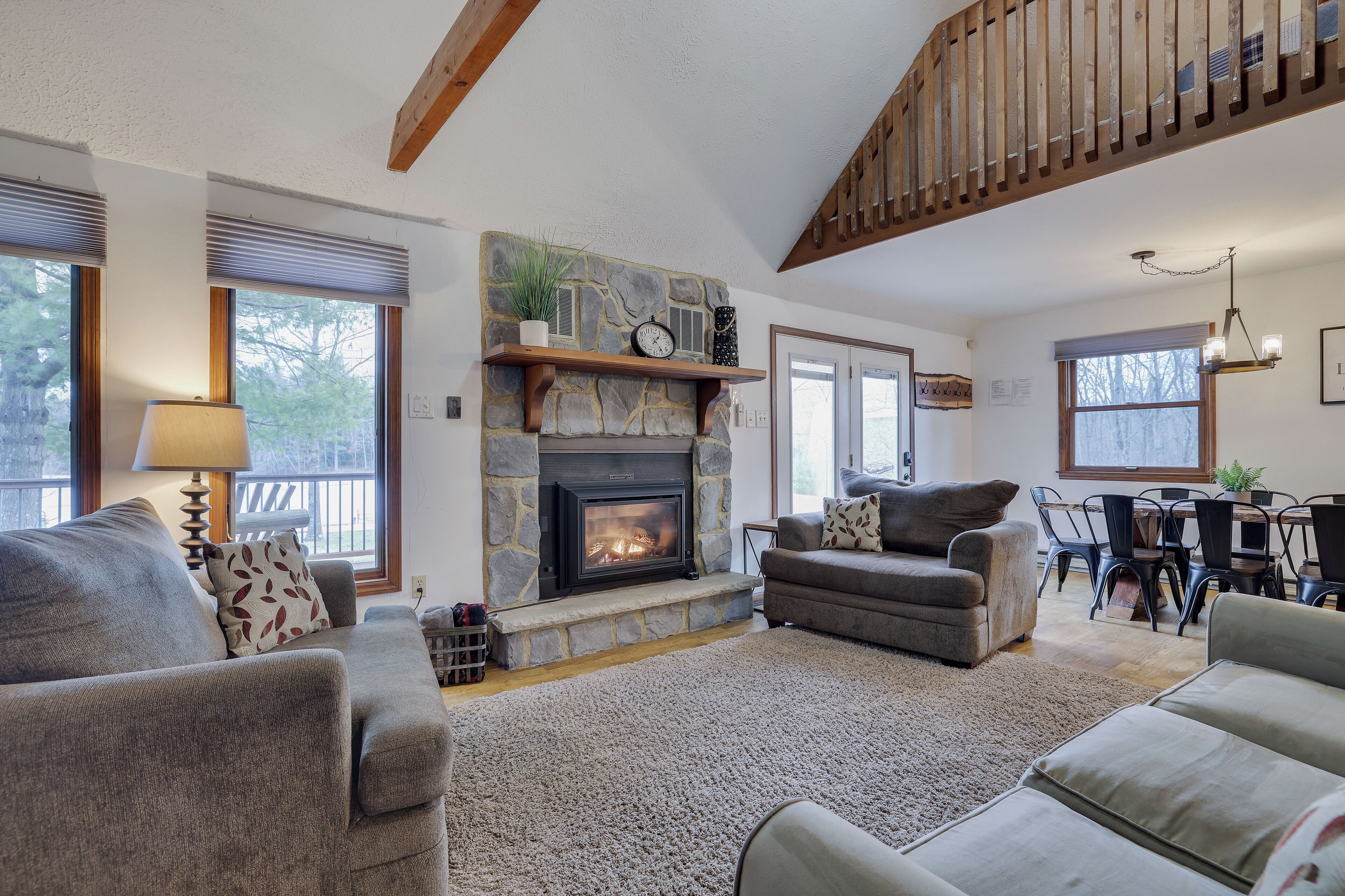 Smart TV, chimenea, futbolito, mesa de ping pong