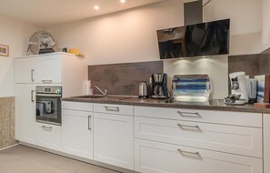 Kühlschrank, Mikrowelle, Herdplatte, Geschirrspüler