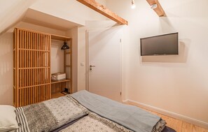 3 bedrooms, travel crib, free WiFi, bed sheets