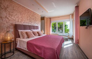 4 bedrooms, in-room safe, travel cot, free WiFi
