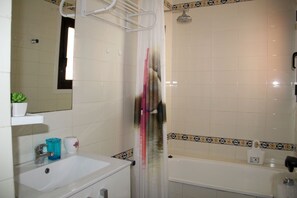 Badkar/dusch, hårtork, bidé och handdukar